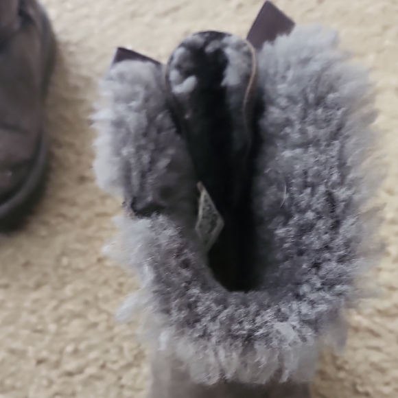 UGG Gray Boots with Classic Design and Fluffy Lining - Picture 7 of 9